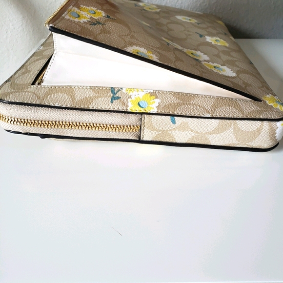 ❗SOLD❗❤Coach Laptop Sleeve in Signature Canvas - Picture 7 of 15